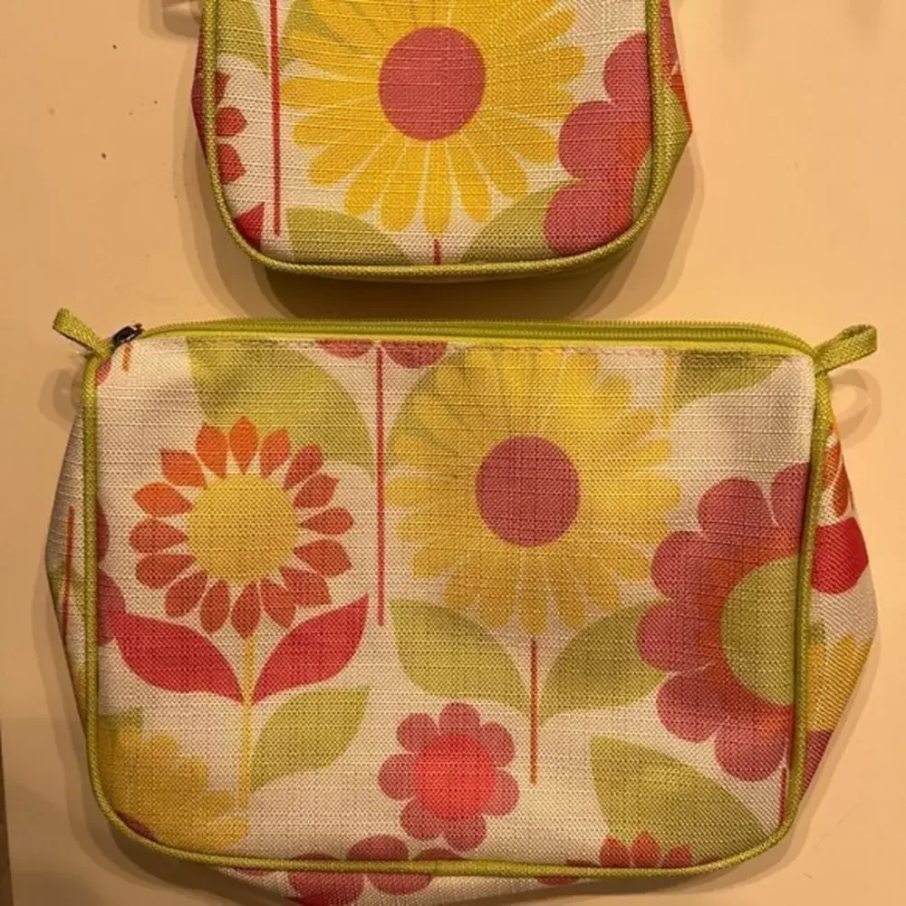 Sold Clinique‎ Cosmetic Bags - set of 2 - new (Home dec-x)